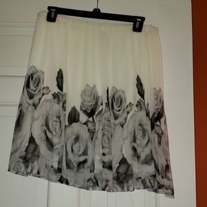 Elle Black/off white pleated skirt Size M